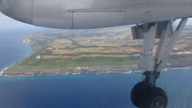 ３年間過ごした沖縄での生活もあと少しの予定となりました。<br />この機会に離島を旅しようと思い立ち、与那国島・波照間島・南大東島で<br />悩んだ結果、今回は南大東島に決定！<br />本当はフェリー「だいとう」に乗ってみたかったのですが、時間節約のため<br />今回は飛行機で行ってきました。旅程は以下の通り。<br /><br />5/1　那覇9：35−（RAC861）−南大東10：30<br />昼食＝光食堂　そば定食<br />大東神社−西港−上陸記念碑−南大東漁港−バリバリ岩−星野洞<br />宿泊＝ホテル　よしざと<br /><br />5/2<br />気象台−海軍棒プール−日の丸山展望台−島丸ごと館−ふるさと文化センター<br />昼食＝光食堂　大東寿司（前日に予約）<br />南大東16：00−（RAC868）−那覇17：15<br /><br />島内の移動は、ホテルで自転車をレンタル。<br />ただし、絶対にお勧めしません。坂が多くて大変です。お尻が痛いし、太ももと<br />ふくらはぎがしっかり筋肉痛です。<br />また、日焼け対策はしっかりした方が良いでしょう。