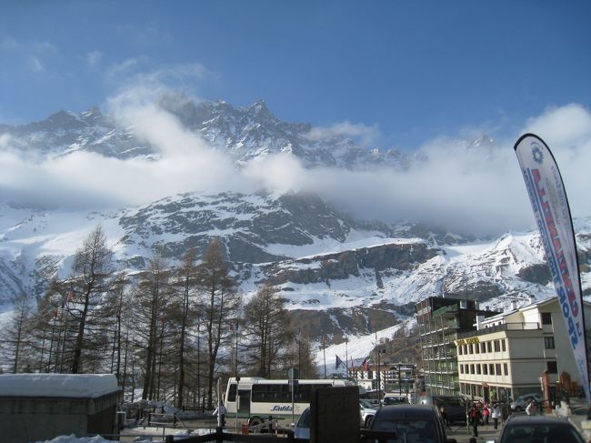 定年旅行　イタリア・スイススキーで初めに訪れたスキーリゾート<br /><br />チェルビニア　この街から見上げる山がチェルビーノ（４４７８ｍ）<br /><br />スイス名：マッターホルン　同じ山だがイタリア側とスイス側では<br /><br />姿は全く違う印象、今回はイタリア側・チェルビニアでのスキーを<br /><br />紹介します。
