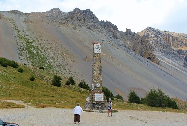 　今回の旅は、フランスの「オート・アルプ地方」の山岳地帯を走ります・・・行政区画としては、未だ「プロヴァンスメアルプ地方」だそうですけど・・・<br /><br />　標高2000mの「サン・ヴェラン」の村から、同じく2360mの「イゾアール峠」を越えて、この辺りでは一番大きな町「ブリアンソン」(標高平均1346m)の町までの行程です・・・途中、「サン・ヴェラン」から「峠」までは、いったん下っての登り道、この旅一番の難所ですけど・・・そのあとは、約1000mの下り道・・・厳しくも美しい、フランスアルプスの山々を眺めながらの快適な「サイクリング」となります・・・<br /><br />　表紙の写真は、この旅で一番高い「イゾアール峠」の記念碑です・・・過っては、「ツール・ドフランス」のコースともなったらしい「峠」で、かなり厳しい事は厳しいのですけれど、多くの「サイクリスト」に愛されているらしい「峠」・・・ワタクシは、旅の足に「自転車」を使ってるだけなので「サイクリスト」では無いですけど(格好も普通の格好をしております・・タイツ姿が嫌いだし)・・・ともあれ、よくぞここまで来たと、思えども・・・まあ、正直に言えば、暇人の道楽者と言うだけなのですけれど・・・ハハハ・・・