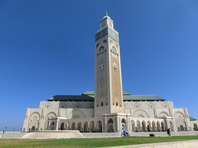 宗教心の表れでしょうか、各国に新らしい大モスクが次々と建設されます。<br />ハッサン２世 大モスクもその一つ。<br />天にも届きそうな塔、内部の見事な装飾。<br />モロッコの青空が生んだ芸術です。