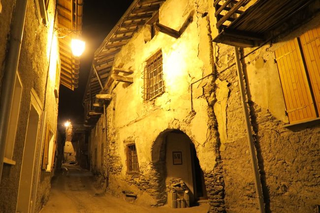 年末年始はフランス(一部スイス)でスキー+観光旅行!<br /><br />パリでのテロで、直前で旅程を変更したり、日本に負けず劣らずの暖冬でスキーができずで踏んだり蹴ったりの旅になってしまいました。<br /><br />踏んだり蹴ったり その5 <br /><br />・ヴァルセニでのスキーがあまりにもつまらなかったので近隣観光に切り替えました。<br />と、言ってもスキーしかない地方なのでねぇ・・・・はぁ (涙)