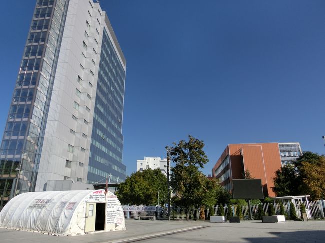 「コソボ共和国」の「国会議事堂」を「外観観光」しました。<br /><br />「コソボ共和国」は「ユーゴスラビアのセルビア」に属する「自治州のひとつ」であったが「2008年2月17日」に「コソボ議会」は「独立を宣言」」「コソボ共和国」を名乗っています(ウィキ)。<br /><br />「コソボ共和国」が「アルバニア人(イスラム教徒)」で「セルビア共和国」が「セルビア人(キリスト教徒)」のため「独立運動」が起こり「コソボ紛争」となりました。<br /><br />写真は「国会議事堂(右側)」「政府庁舎(左側)」「反政府デモ隊のテント(左下)」です。