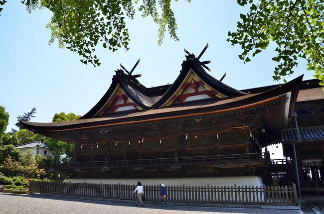 吉備津神社は、吉備津彦命を主祭神とする山陽道屈指の大社です。『続日本後紀』にその名が記された由緒も格式もある社は、歌枕にも詠まれたご神体「吉備の中山」の西麓に鎮座しています。<br />平安時代には朝廷が崇める「名神神社」に名を連ね、神階の最高位である「一品」の位を授けられたことで「一品吉備津宮」あるいは吉備国総鎮守「三備(備前・備中・備後)の一ノ宮」と称していました。朝廷や武家の篤い庇護を受け、今の姿を留めています。<br />全国で唯一の独創的な日本建築の傑作「吉備津造(比翼入母屋造)」の優美な本殿および拝殿が国宝に指定されています。<br />また、国の重要文化財に指定されている南・北随神門や室町時代中世の建築様式を色濃く残した見応えのある建造物が配置されています。そして本殿から続く総延長398mの美しい廻廊も吉備津神社の見所のひとつです。信仰の場ではありますが、歴史文化遺産としての興味も尽きない社です。えびす宮など多くの摂社を繋ぐ廻廊沿いには季節の花々や樹齢600年以上と伝わる大銀杏をはじめ樹木が整備され、参詣客の目を和ませてくれます。<br />また、釜の鳴る音で吉凶を占う鳴釜の神事や桃太郎伝説のモデルなどでも知られ、神話と吉備国の古代ミステリーが渦巻く興味の尽きない神社でもあります。<br /><br />吉備津神社 境内マップです。<br />http://www.kibitujinja.com/map/