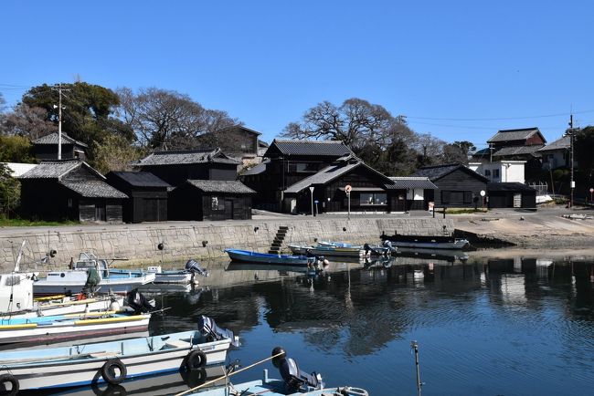 愛知県三河湾にある三島のひとつ、佐久島（さくしま）はその中でも1番大きな島です。<br /><br />島内には信号機もなく、海岸の周囲は11kmほど。歩いてまわるにはちょうどいい大きさの島です。<br /><br />島の集落は西と東に分かれて暮らしており、漁業と観光業を中心に、地域活性化を目指したアートの島としても人気になっています。<br /><br />今日は佐久島西港から歩きはじめ、黒壁集落とアートのおひるねハウスを訪ねます。<br />