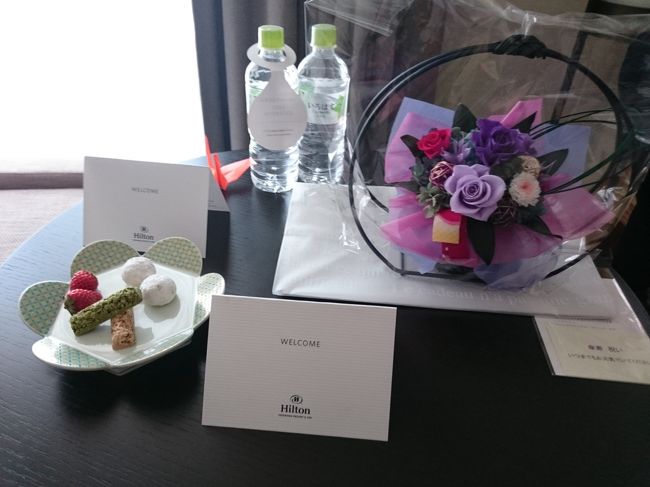 夫の両親とともに旅行をする計画を立てました。<br />夫の実家は茅ヶ崎なので、ピックアップして小田原まではかなりの近距離です。<br />小田原界隈が庭のような父母に対し、eggは全く勝手の分からない方向でした。<br /><br />義父母ともに行ったことのない小田原ってどんなところだろうか?と考え、小田原漁港によることに。<br />その後、ヒルトン小田原になる前のスパウザに行ったことのある義母も連れて、4人でヒルトン小田原へ。<br /><br />夫はヒルトンのダイヤモンド会員で1部屋。そして、eggのゴールド会員で1部屋。<br />最初はポイントで押さえたのですが、その後価格が変動し、とても安くなりました。祝日だというのに1部屋16,000円ほどだったので、2部屋ともプラン変更をしました。<br />最低のカテゴリーで予約をしましたが、アップしていただき、和洋室に宿泊。<br />喫煙者がいる関係で706号室というどちらかと言えば低層階でしたが、ノープロブレムでございます!<br /><br />昼食代からお土産、母へのプレゼント、交通費まで入れても...<br />なんと3万円ほどしかかかっていないチープな旅でした。<br /><br />気疲れはしましたが、それでも義父母に喜んでもらえて満足です。