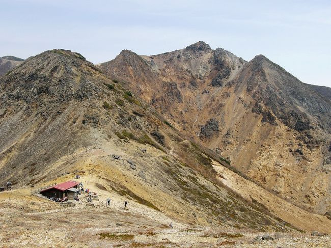 今回は定年まで勤めた会社の現役山岳部員が誘ってくれて実現した山行きで、三斗小屋温泉に泊まり茶臼岳（那須岳）・朝日岳に登る計画でした。<br /><br />しかし、悪天候で下記のような行程で実施されましたが、朝日岳には登れませんでしたが、いろいろの気象条件を経験して一定の満足感を得られた山行となりました。<br /><br />１日目はＧＧ（ゴールデンウイーク）中の計画と云うことも有り会員の住所も多岐に亘っているためいくつかのグループに分けて現地集合として峠の茶屋駐車場に集合・峰の茶屋・茶臼岳ピストン・三斗小屋温泉（素泊まり）<br /><br />２日目の予定は三斗小屋から隠居倉を経て能見曽根から朝日岳に登り、剣が峰の麓を峰の茶屋を経由して峠の茶屋へ下る予定でしたが、昨夜からの猛烈な風雨が治まらず、三斗小屋から避難小屋・峰の茶屋を経由して峠の茶屋駐車場に下山した。<br /><br />予想通りの暴風雨で合羽を着ても下着までずぶぬれの山行となり、予想以上の暴風雨でしたが全員耐え予定通りのある気が出来た山行で、負け惜しみではなく良い経験になったと思える山行きでした。