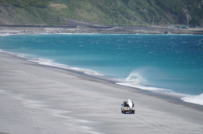 晴れるな！行くか新島<br />快晴の大好きな羽伏浦の海へ<br />いよいよ今年も新島の夏が始まる<br />もう気分は夏（笑）<br /><br />ここ羽伏は砂が上がり、海底の地形が変わりいい波の日は少ないよう<br />初日は湖のようなフラット状態<br />そんな中なんだかんだ、ずっと海にいた<br /><br />新島は外人が多く今日もビーチで泳いだり、アグレッシブなのはいいが・・<br />いつのまにかビニールのベッドのようなのを浮かばせプカプカ海に出ていった<br />大丈夫かよ<br />どうやって戻るの？？と入った時から思った<br />段々流される<br />北へ <br />西風に煽られ沖へ<br /> ドンドン流される<br />ヤバっ、間違いなく戻れない！！<br /><br />それにしても凄かった<br />お見事、チーム新島！！<br />ドラマを見ているよう救出劇だった<br />