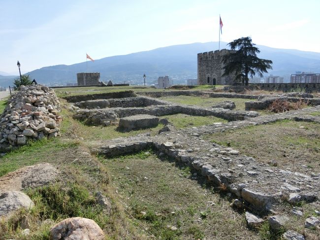 「スコピエ要塞」は「マケドニアの首都」の「スコピエ」の「バルダル川の北岸」に位置する「１１世紀頃」の建造されたとされる「城塞跡」です。