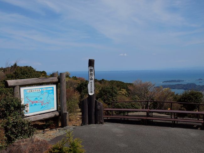 折しも伊勢志摩サミットを１ヶ月半後に控えた伊勢志摩を２泊で訪ねました。<br />そして、方面的についでと言うか、連れが芭蕉のふるさと伊賀上野へも行きたいと言うことで電車で移動。<br />更に１泊して芭蕉と忍者の町を訪ねて来ました。<br /><br /><br />その③ では <br />伊勢志摩スカイラインを走って伊勢神宮鬼門と言われる朝熊山金剛證寺を参拝。いったん下山してから伊勢道路に入って展望台から英虞湾を眺めたり灯台を訪ねたり。のんびりドライブです。<br /><br /><br />①伊勢神宮(外宮と内宮）参拝<br />②おかげ横丁・おはらい横丁／鳥羽で一泊<br />③朝熊山・金剛證寺そして展望台・灯台巡り<br />④伊賀上野散策と忍者列車<br /><br /><br />　　　　　　　　　　表紙＝伊勢志摩スカイライン　朝熊山頂展望台<br /><br /><br />　　　　　　　　　　　　　　<br /><br />