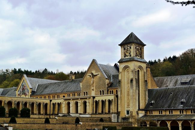 　オルヴァル修道院は、１１３２年にシトー派の修道院によって設立された修道院で、トラピストビールの有名ブランドOrvalが醸造されていることで知られています。<br />  現在では、フランス革命の時に破壊された18世紀の修道院をそのまま再現して建てられた新修道院と12世紀から13世紀から建立された旧修道院（廃墟）という異なる建築群からなります。<br />　