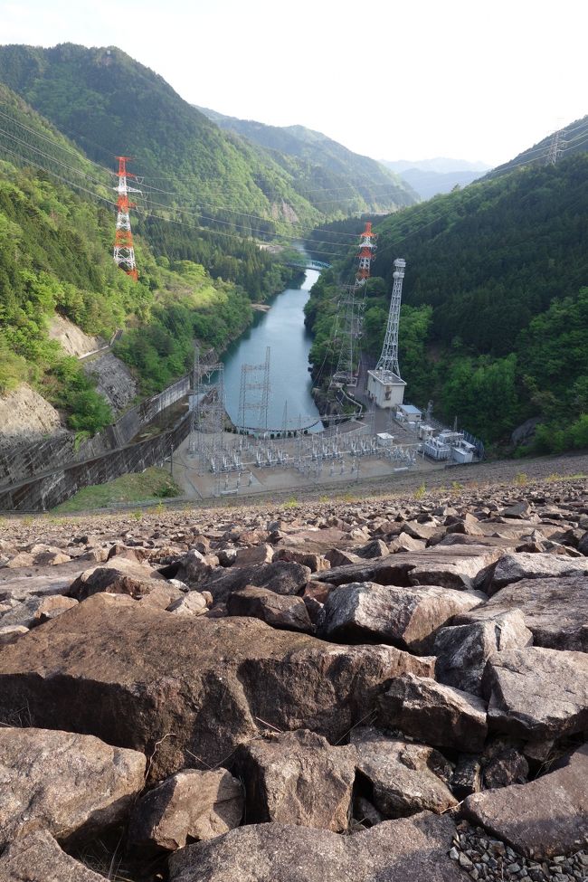 今回のゴールデンウィークは、昨年同様岐阜で合流して郡上八幡と下呂温泉を巡る、そう決まった(PHOが知らせた)段階で、ツレは40年前に関わったダムとその上流の橋を見に行きたいと思ったそうです。ツレが関東以南全国を仕事で訪れていた事は聞いてましたが、具体的に此処って場所に連れて行って貰った事は有りませんでした。そもそも連れて行って貰うと言う経験がPHOには殆ど無いのです。4トラを始め、様々な旅行記を見るにつれ、羨ましいなぁと何度思った事でしょう。でも１回経験したら、もう十分って思うであろう事は火を見るより明らかです。何せワガママなので、人任せに出来ないのです。与えられたものに対して無条件で満足するって無理です。<br />てかね、誰が出すにしても余計な（とPHOが思う）お金が目の前で出て行くのは嫌なのです。<br /><br />話が大きく横に逸れましたが、と言う訳で、ツレの思い出の場所は今どうなって居たのでしょう？<br />