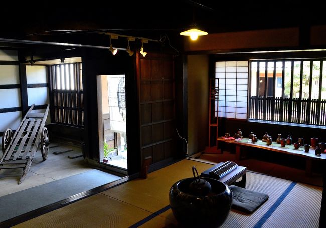美観地区から一筋北にある本町通りは、格子造りの古町屋が建ち並ぶ一画です。美観地区が観光地化されて土産屋や飲食店に蹂躙されてしまったのに比べ、ここは市民の胃袋を満たす食料品や日用品を扱う昔ながらの商店が軒を連ね、板塀や海鼠壁に「ひやさい」と呼ばれる石畳の路地が続く、生活感溢れる空間です。元々はこちらがメインストリートでした。<br />ここに建ち並ぶ町屋のひとつの大橋家住宅は、往時の新禄層の屋敷構えをよく伝える倉敷町屋の典型とも言え、現存する建物は1796~99(寛政7~10)年に建設されたものです。白壁に貼り瓦、倉敷格子、倉敷窓など倉敷独特の建築様式を残し、大原美術館を設立した大原家と並ぶ大地主の邸宅は、倉敷の発展を支えた品格をも感じさせ、その美しさは圧巻です。<br />1978(昭和53)年に、主屋、長屋門、米蔵、内蔵の4棟が重要文化財に指定され、その4年後に敷地も追加指定されています。<br />住宅内に入り、座敷に上がって見学ができる、倉敷唯一の重要文化財です。<br /><br />大橋家住宅のオフィシャルHPです。<br />http://www.ohashi-ke.com/nyukan/