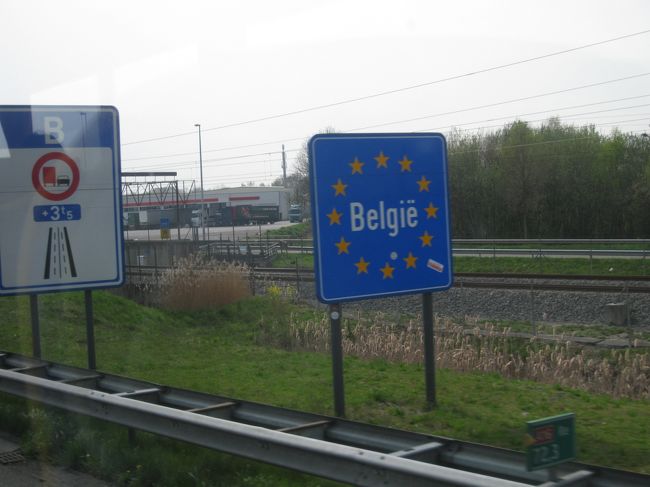 旅行会社の団体旅行しかも添乗員さん同行でヨーロッパへ。<br />ドイツ・オランダ・ベルギー観光をしてきました。<br />特に自分で計画とか何もしていないので行った都市ごとに<br />さらっとまとめたいと思います。<br /><br /><br />４日目：ブリュッセルに移動。<br /><br />５日目：ゲント市内観光<br />　　　　ブリュージュ市内観光<br /><br /><br />－－－－　デジカメトラブルで以降の写真はありません。<br /><br /><br />６日目：ブリュセル市内観光<br />　　　　グランプラスや<br />　　　　小便小僧とか小便少女とか見学。<br /><br />　　　　帰国便<br />　　　　NH0232　ブリュッセル（21:20)　⇒　成田（翌15:30)<br /><br />　　　　※ブリュセル空港<br />　　　　テロの影響で空港到着は１６時頃には到着していたような。<br />　　　　チェックインは飛行機の出発順でカウンタは航空会社共通<br />　　　　なのでかなり時間が掛かった。その間仮設の建物の待合室で<br />　　　　ひたすら待機。<br />　<br />　　　　ベルギーはもう一度行きたい。<br /><br /><br />７日目：１５時３０分に成田到着だったのに、強風で<br />　　　　成田上空２時間くらいぐるぐるしてまわっていたら<br />　　　　結局燃料が切れそうになるということで羽田に着陸。<br /><br />　　　　私たちは成田の方が便利がいいのでガッカリでした。<br /><br />