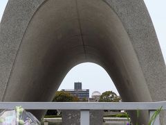 広島-2　平和記念公園　誓い新たに　☆原爆死没者慰霊碑を中心に