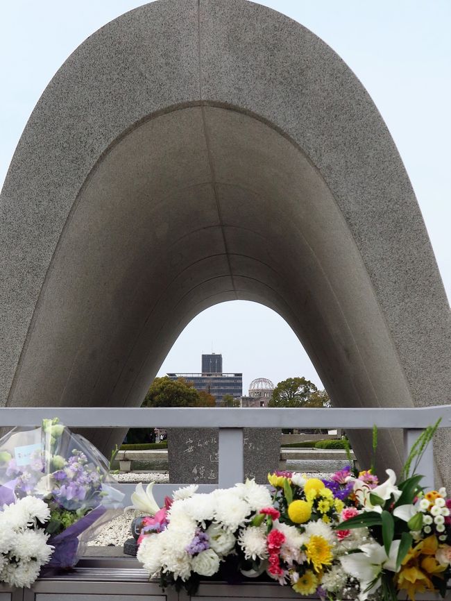 広島平和記念公園は、広島県広島市中区中島町にある無料の市民公園。平和記念公園もしくは単に平和公園（英：Peace Park）とも呼ばれる。<br />1951年8月6日に、現在の区域を平和記念施設とすることを決定し、1954年4月1日に完成した。<br />南側に広島平和記念資料館・広島国際会議場、北東に原爆ドームがある。そのほかに、原爆死没者慰霊碑・原爆供養塔・平和の鐘・原爆の子の像・国立広島原爆死没者追悼平和祈念館・レストハウスなどがある。<br />原爆ドーム・慰霊碑・資料館を結ぶ南北軸と、資料館を中心とする3棟の建物による東西軸からなる公園の計画は、当時の若手建築家、丹下健三の設計による。資料館と慰霊碑も丹下の設計。公園の北側の原爆ドームがあるあたりは、相生通りを挟んで、広島市中央公園と隣接している。<br /><br />平和記念資料館の公式サイトによれば、平和公園及びその周辺の緑地帯には、50を越える原爆関係の記念碑・記念建造物が林立している。その多くは原爆犠牲者の慰霊碑であり、この地区の住民、建物疎開に動員されていた学校・義勇隊、この付近に所在していた会社・団体・公共機関によるものが多く含まれている。<br />　（フリー百科事典『ウィキペディア（Wikipedia）』より引用）<br /><br />広島平和記念公園　については・・<br />http://www.hiroshima-navi.or.jp/sightseeing/shizen_koen/koen/4723.php<br /><br />原爆ドーム　については・・<br />http://www.city.hiroshima.lg.jp/www/dome/index.html<br />