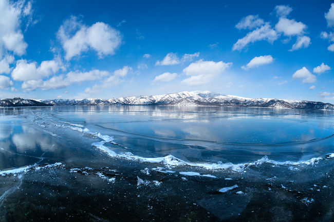 毎年１月中旬から２月初め頃にかけて全面結氷する屈斜路湖。<br />その全面結氷前後だけしか見られない特別な光景はまさに絶景と呼べるものです。