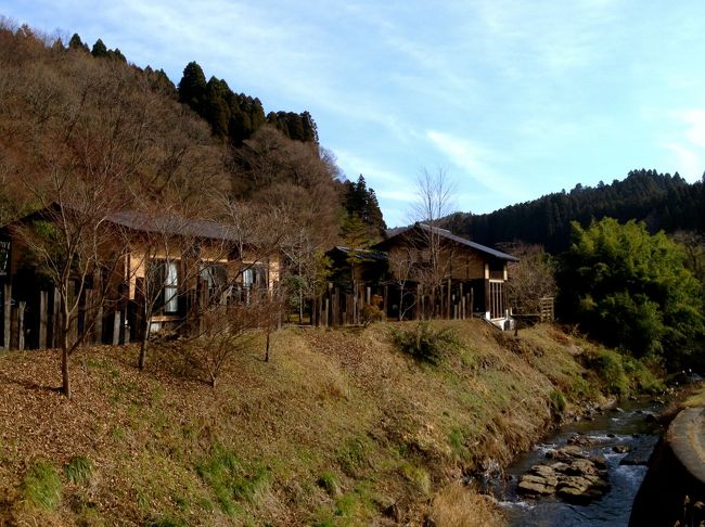 2012年12月中旬〜2013年１月中旬までの約１ヶ月、<br /><br />熊本県阿蘇郡南小国町にある小田温泉へ<br />ルックバッカーをしてきました！<br /><br /><br /><br />小田温泉がある、南小国町は<br />「日本で最も美しい村」連盟に登録されています。<br /><br />http://utsukushii-mura.jp/about/<br /><br /><br />黒川温泉から、車で約10分のところにある小田温泉。<br /><br /><br />近年有名な黒川温泉には、外国人観光客が多く、<br /><br />温泉にゆっくり入りたい方には、<br />少々賑やかさを感じるかもしれません。<br /><br /><br />湯めぐりをした時、私はそう思っちゃいました。<br /><br /><br /><br />小田温泉は、黒川温泉と打って変わって静かな温泉地です。<br /><br /><br />でも、黒川温泉に負けないくらい温泉の質はいいなと思いました。<br /><br /><br />小田温泉はメタケイ酸を多く含んでいて、体の芯まで温まります！<br /><br /><br />メタケイ酸は天然の保湿成分と言われていて、<br />新陳代謝を促進し、お肌をツルツルにしてくれると言われている成分です♪<br /><br /><br /><br />黒川温泉で温泉街・湯めぐり・お土産など黒川温泉を楽しみつつ、<br /><br />泊まりの宿は、小田温泉で自然の音に耳をすませながら、<br />温泉にゆっくり浸かり、のんびり過ごすというのはどうでしょう？<br /><br /><br />・ゆっくりしたい<br />・田舎に行きたい<br />・温泉を楽しみたい<br />・静かな場所に行きたい<br /><br /><br />という方におすすめの温泉地です。