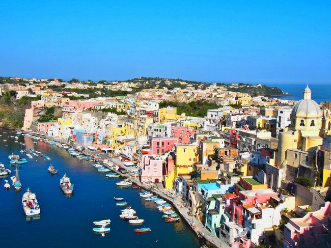 今年のゴールデンウィークは一足先にイタリアへ6泊8日の旅。<br /><br />帰国後またすぐに訪れたくなるフォトジェニックな街、イタリア。<br />3度目のイタリアだったが、かなり久しぶりとあってローマ、フィレンツェ、ヴェネツィアの3大人気エリアはもちろんのこと、今回初めて訪れたナポリ湾の小さな島、プローチダ島に完全に魅了されてしまった。<br /><br />短いスケジュールでイタリア内をほぼ毎日のように移動していたので、あまり時間はなかったけど、<br />鉄道と船に乗り、大好物の生ハム、チーズとパスタを毎日食べられて、陽気なイタリア人と話して、毎日幸せな旅だった。<br /><br /><br />それぞれ個性のある都市の詳細旅行記は徐々にアップしてくが、まずは余韻が覚めぬうちに今回の旅のルートをまとめて写真で残そうと思う。<br /> (G.W中 1ユーロ≒125円)<br /><br /><br />1日目 ローマ 午後到着 <br />2日目 ローマ→ナポリ(特急FR) ナポリ(高速船)→プローチダ島泊<br />3日目 プローチダ島→ナポリ(フェリー)ナポリ空港→ヴェネツィア泊<br />4日目 ヴェネツィア泊<br />4日目 ヴェネツィア→フィレンツェ(特急FR)泊<br />5日目 フィレンツェ→夕方ローマ(特急イタロ)泊<br />6日目 ローマ フィウミチーノ空港 22:00出発<br /><br />羽田空港 深夜便 エミレーツ航空でドバイ経由ローマ<br />ホテルや航空券は全てネットで個人手配<br /><br />どの都市もかなり中途半端な観光なので、観光名所の詳しい説明は、他の方のイタリア旅行記をご覧ください(笑)