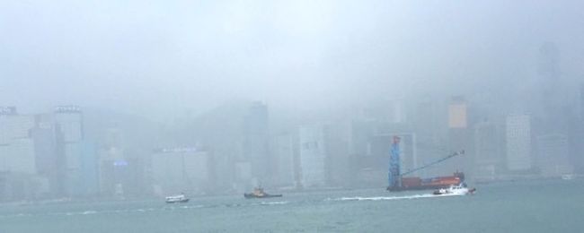 旅行期間中、香港の天気は、曇りでした。<br />湿度90％以上で外は蒸し暑く、<br />建物内は湿気取りの冷房がかなり効いてました。