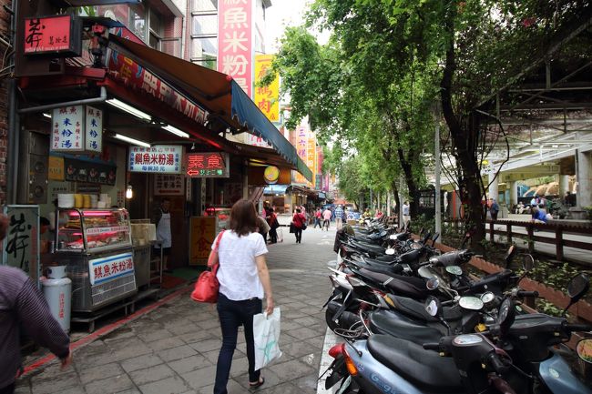 食べ歩きと、観光名所巡り。<br />台北市内の寺院や街を巡ってから、九份へ行きました。<br />各駅鈍行の電車を乗り継ぎ台湾北部を短い時間ながら、景色を眺めながら旅した気分を味わえました。<br />九分を一通り歩き疲れたらカフェで一休み。雰囲気もありとても良かったです。<br />台北市内へ戻り、夜市で夕食です。有名な士林市場へ行きましたが、活気があります。<br />しかし、飲食で言えば地元の人が行く食堂のほうが個人的には楽しかったです。<br />安全安心を分かっているお店なら、そういう街中の食堂へ行ってみましょう。<br />観光客がいない台湾を味わえます。ちなみに泊まったホテルの3軒隣くらいの食堂も良かったです。<br /><br />歩くことが多いなら、シューズでリュックがお勧めです。<br />九分だって20分から30分歩きます。<br />それに例えば台北の中正紀念堂の周辺だけでも相当に広いです。<br /><br />