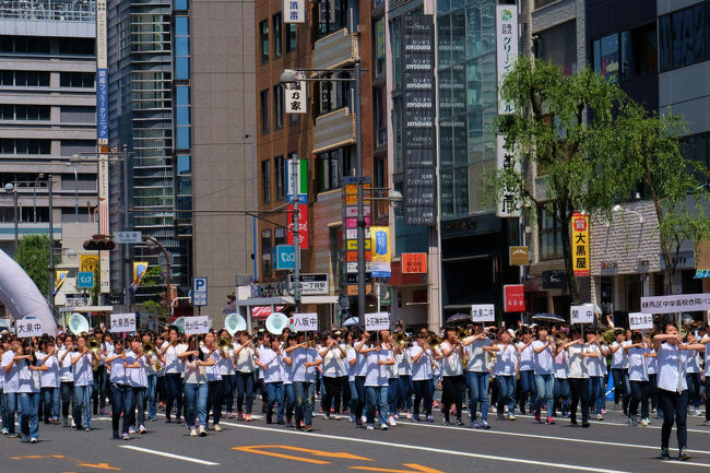 子供の日　今日は何処へ　銀座柳まつりがあるはず<br /><br />　以前　母校の生徒が　吹奏楽で参加したたのを思いだし<br /><br />　　出発だけでも見てから　銀座の街並みを　ブラブラの心算でした。<br /><br />第１０回銀座柳まつり<br />http://www.ginza.jp/topics/5514