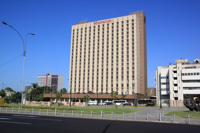 前から行ってみたかったマチュピチュ。<br />ただ日本から見ると気候も時差も真反対。<br />行くには体力もお金もかかるけど、行くのは今しかないと思い、4月21日より13日間の阪急旅行社のツアーで出かけてきました。<br />今回の旅程は、<br />4月21日:大阪空港より羽田空港へ行き、深夜便でロサンゼンルス空港<br />4月22日:ロサンゼルスよりペルーのリマに移動し、リマ市内観光<br />4月23日:リマからブラジルのイグナスへ移動<br />4月24日:イグナスの滝をアルゼンチン側とブラジル側から見学<br />4月25日:アルゼンチンの三国国境地帯を見学後ブエノスアイレスに移動<br />4月26日:ブエノスアイレス市内観光後、リマに移動<br />4月27日:リマからクスコ市内観光後、マチュピチュに移動<br />4月28日:マチュピチュ遺跡観光<br />4月29日:マチュピチュよりマラスの塩田見学後クスコ経由リマに移動<br />4月30日:ピスコに行きナスカの地上絵見学後リマに戻る<br />5月1日:リマよりロサンゼルスへ移動<br />5月2日:ロサンゼルスより羽田空港<br />5月3日:早朝に羽田空港着後大阪空港に移動し、帰宅。<br />長い旅行もとうとう終わりです。<br />今回は帰国の旅行11日〜13日目(5月1日〜3日)までの大移動を紹介します。<br />長いようで短かった南米旅行。<br />今回の旅行はマチュピチュと三国国境地点を除き天候に恵まれ、食事もおいしくいただき、トラブルもなく過ごせたのが一番。<br />次はどこに行こうかな・・・。<br />ただその資金をどうしよう。