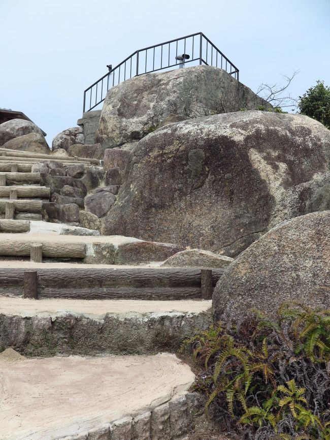 厳島（いつくしま）は、瀬戸内海西部、広島湾の北西部に位置する、芸予諸島の島。通称は宮島（みやじま）、また安芸の宮島ともいう。行政区分は広島県廿日市市宮島町。松島・天橋立とならび、日本三景のひとつとして知られる景勝地である。<br />江戸時代中期からは、日本屈指の観光地として栄えてきた。現在では人口1800人余りの島に国内外から年間300万人を超える参拝客及び観光客が訪れている。<br /><br />景勝地としての厳島の中心は、厳島神社である。海上に浮かぶ朱の大鳥居と社殿で知られる厳島神社は、平安時代末期に平清盛が厚く庇護したことで大きく発展した。現在、本殿、幣殿、拝殿、祓殿、廻廊（いずれも国宝）などのほか、主要な建造物はすべて国宝または国の重要文化財に指定されている。厳島神社および弥山（みせん）原始林は、1996年にユネスコの世界遺産に登録されている。島の全域（周辺海域を含む）が1934年（昭和9年）に瀬戸内海国立公園に編入され、自然公園法が定める特別保護区域となっている。 1952年（昭和27年）には国の特別史跡及び特別名勝に指定され、弥山の原始林は国の天然記念物に指定されている。<br />（フリー百科事典『ウィキペディア（Wikipedia）』より引用）<br /><br />宮島ロープウェイ　については・・<br />http://miyajima-ropeway.info/view/<br /><br />宮島の観光については・・<br />http://www.miyajima.or.jp/index.html<br />