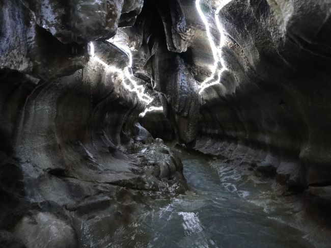 北九州都市小倉南区の平尾台というカルスト台地に、千仏鍾乳洞はあります。山口県の秋吉台の秋芳洞が有名ですが、千仏洞は冒険色豊かな鍾乳洞です。全長1200m、横幅が狭くて、正に岩の間をすり抜けたり、かがんで潜(くぐ)り抜けたりの探検気分いっぱいの鍾乳洞です。しかも、行程の後半は冷たい地下水に足を浸けながら、ジャブジャブ歩きます。最後の200mは照明もないため、それなりの装備をした強者にしか行かれません。その入り口は「地獄トンネル」。大抵の人はここで諦めます。水が冷たいので期間限定のレクリェーションスポットです。