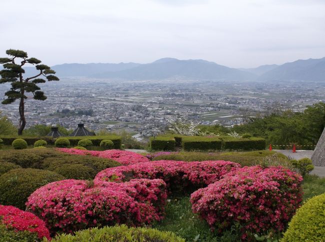 松本市のアルプス公園へ行って来ました。ここは山の上なので見晴らしはよくピクニックに来るのか<br />駐車場は満車の状態でした。<br />周りは草木が多いので、夏は虫が多くわきそうです。虫嫌いな私には、夏は行きたくない所です。