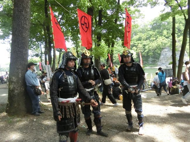 北条まつり（秀吉の北条攻め）<br /><br />豊臣秀吉の北条攻めの戦を実演するお祭り、<br />北条祭りが寄居であるとのことなので、<br />家から近いこともあり出かけてみました。<br /><br />玉淀河原で催されます。<br />荒川を挟んだ向かいの鉢形城跡からも大砲を撃ちます。<br />見学は側で見る玉定河原が圧倒的に多いですが、<br />向かいの鉢形城跡や鉢形城公園からも何とか下の戦を見下ろせます。<br />