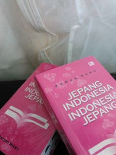 そだ！デンパサールのマタハリデパートの地下Gramedia（本屋）へkamus（辞書）買いに行かなきゃ！<br /><br />グーグルマップで位置を確認して新車の７段ギアのレンタル自転車で中年夫婦が颯爽と（ホントか？）サヌールカジャを出発です。<br />片道５キロ、自転車レーンのついた舗装されたばかりの道を漕ぎ出します。<br /><br />