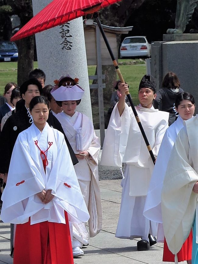 廣島護國神社とは、広島県広島市中区にある護国神社である。<br />広島城址公園内にある。祭神は第二次世界大戦までの広島県西部（旧安芸国）出身の英霊のほか、広島市への原子爆弾投下によって犠牲になった勤労奉仕中の動員学徒および女子挺身隊等など含め約9万2千柱である。<br /><br />毎年中国地方で最も多くの初詣客が訪れ、毎年1月1日から7日までの初詣参拝者数は50万人を超える。市の中心部に位置し交通の便が良いことから、広島市民の多くが初詣に訪れる。<br />また、地元プロ野球球団・広島東洋カープが必勝祈願のためチームとして参拝することでも知られている。<br />（フリー百科事典『ウィキペディア（Wikipedia）』より引用）<br /><br />廣島護國神社　については・・<br />http://www.h-gokoku.or.jp/<br />