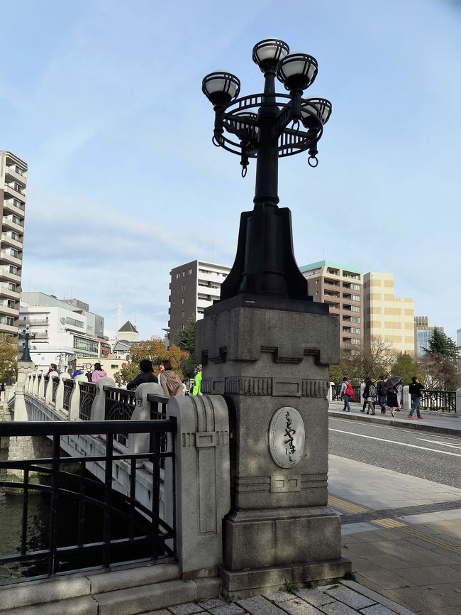 元安橋（もとやすばし）は、広島県広島市の元安川にかかる道路橋。<br />元安川の名はこの橋の名称にちなんで付けられたと伝えられている。原爆ドームと広島平和記念公園を結ぶ橋の1つである。上流側に元安川と本川（旧太田川）の分流点と相生橋、下流側に平和大橋がある。<br />安土桃山時代に木橋として築造されたものを、1920年に鋼橋に永久橋化、1945年原爆被災の際、爆心地より約130mに位置し爆心地から最も近い橋であったが、落橋を免れた。その被災状況から、爆心地特定の手がかりとなった。戦後も長く使用されてきたが、1992年に架け替えられた。日本百名橋の1つ。<br />被爆当日に被爆者がこの橋付近で特に多く亡くなっており、毎年8月6日夜に犠牲者を弔う灯籠流しが行われている。<br />（フリー百科事典『ウィキペディア（Wikipedia）』より引用）<br /><br />株式会社アンデルセン（Andersen Co.,Ltd.）は、広島県広島市中区に本社を置く製パン会社。一般には「アンデルセン」で知られている。アンデルセングループ（タカキベーカリー）の系列会社である。<br />タカキベーカリー創業者の高木俊介が1959年にデンマークのコペンハーゲンで食べたデニッシュペストリーに感銘して以来、「デンマーク」をテーマとしており、屋号はデンマークの童話作家ハンス・クリスチャン・アンデルセンを由来としている。<br />日本初のセルフチョイス導入や、デニッシュペストリーを初めて販売したことで知られる。現在、日本国内のほとんどのベーカリーで採用されている、顧客がトングを使用して商品をピックアップする販売方法の発祥である。<br /><br />広島アンデルセン<br />1階がベーカリーと生花や生鮮食品売り場、2階がセルフサービスのレストラン、3階がデザインショップ、4階から6階がパーティーフロアからなる。1967年10月、パンと洋菓子店とレストランの複合店舗としてオープン。その後増築して現在の状況になった。<br />北側棟は元々は銀行だった被爆建物で、アンデルセン開業の際にリノベーションして以来使用されてきた。入口には人魚のモニュメントを記したプレートが設置されている。開店して以降も何度か改装を受けているが、2016年1月より一時閉店して建物を解体し建て直されることになった。2020年度に新装開店する予定。<br />（フリー百科事典『ウィキペディア（Wikipedia）』より引用）<br /><br />アンデルセン　については・・<br />http://www.andersen.co.jp/<br /><br />かなわ　については・・<br />http://www.kanawa.co.jp/<br />