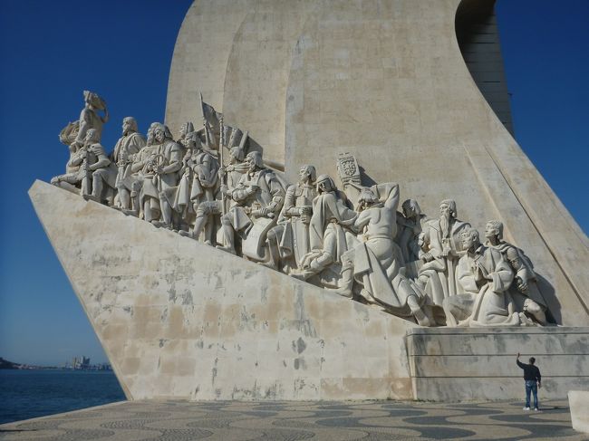 この旅も最後の観光日に。<br /><br />ロカ岬とリスボン観光、そしてシントラ宮・ペナ宮へ。<br />発見のモニュメントが巨大すぎて、シントラ宮が意外性がありすぎて、個人的にはこの旅でこの日が一番楽しかったかも。<br />予想外すぎる結果(笑)<br /><br />スペイン・ポルトガル10日間その1~羽田からバルセロナまで<br />http://4travel.jp/travelogue/11062444<br />スペイン・ポルトガル10日間その2~サグラダ・ファミリアへ<br />http://4travel.jp/travelogue/11065629<br />スペイン・ポルトガル10日間その3~クエンカ<br />http://4travel.jp/travelogue/11070498<br />スペイン・ポルトガル10日間その4~マドリード&トレド<br />http://4travel.jp/travelogue/11077322<br />スペイン・ポルトガル10日間その5~ラ・マンチャからコルドバ、グラナダへ<br />http://4travel.jp/travelogue/11077479<br />スペイン・ポルトガル10日間その6~アルハンブラ宮殿のあとミハス→セビージャへ<br />http://4travel.jp/travelogue/11077545<br />スペイン・ポルトガル10日間その7~セビリアからポルトガル・リスボンへ<br />http://4travel.jp/travelogue/11086660<br />スペイン・ポルトガル10日間その8~ロカ岬・ジェロニモス修道院・発見のモニュメント・シントラ宮など→今ココ♪<br />スペイン・ポルトガル10日間その9~おまけのドイツ・ミュンヘンから帰国まで<br />http://4travel.jp/travelogue/11135219