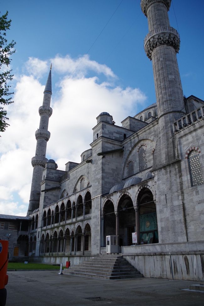今回の旅行も、5日目、あと4日の旅。本日は、イスタンブールの旧市街を中心に観光をすることにしていました。<br />本日は、レイバーデーのためタクシム広場は、警察により管理されていたので、旧市街地観光にしておいてよかったと思いした。<br />本日は、<br />①ブルーモスク<br />②モザイク博物館（目的は、ミュージアムパスの購入）<br />③地下宮殿<br />④アヤソフィア<br />⑤トプカプ宮殿<br />⑥旧市街の観光<br />これで、1日のつもりだったのですが、ホテルを8時に出発したら13時過ぎに終わってしまったので、結構歩き疲れたのでホテルに帰りました。その後、18時を過ぎるとタクシム広場のバリケードが外されるということだったので、興味本位で、見学。ただし、地下鉄は、タクシムに止まらなかったので徒歩で行きまし。18時過ぎても、バリケードは外されず、入場規制。諦めてホテルに戻り近くのレストランでRAKIを飲みながらケバブを食べて終了。皆さんRAKIは、要注意です。私は、250ccのボトルを飲みましたが、度数が５０°との事。ホテルに帰るのがやっとでした。近くで食べて良かったと思います。