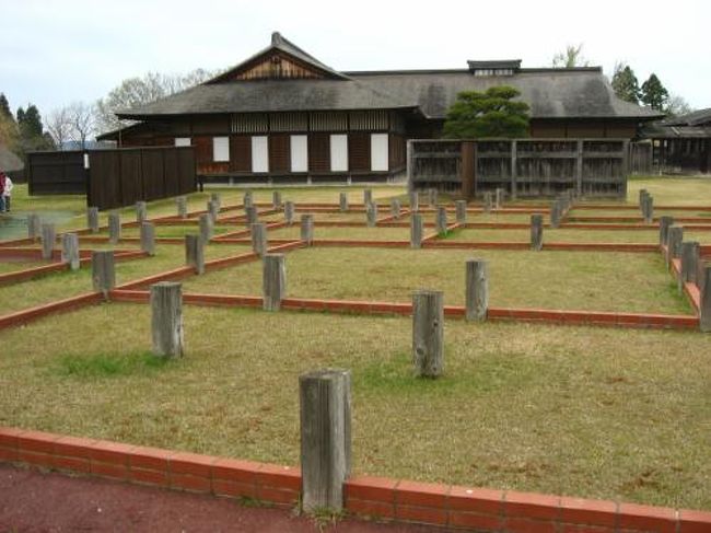 2016年のゴールデンウィークは青森（弘前・平川・黒石・八戸・青森）と北海道（札幌・小樽・函館・松前）を周遊してきました。天気はいまいちな日が多かったですが、事前の天気予報よりは晴れた日が結構ありました。<br /><br />★10の旅行記散歩ルート<br />根城（日本100名城）→八戸市博物館<br /><br />１．弘前：夜行バスで弘前へ〜雨で桜散り始めの弘前城<br />２．平川：東北の駅百選 津軽尾上駅〜『借りぐらしのアリエッティ』舞台モデルの盛美園<br />３．黒石：中町こみせ通り散策〜黒石つゆやきそば<br />４．弘前：夜桜とライトアップされた弘前城〜三忠食堂の中華そば<br />５．弘前：日本１００名城 弘前城と桜と岩木山〜三忠食堂の津軽そば<br />６．弘前：弘前：弘前洋館めぐり〜弘前城（たか丸くん）〜八戸へ移動<br />７．八戸：館鼻岸壁の朝市〜ウミネコ繁殖地の蕪島<br />８．八戸：海沿いに建つ小舟渡〜うみ音〜種差海岸〜八戸市内散策<br />９．八戸：みなと食堂の平目漬丼〜蕪島〜種差海岸<br />10．八戸：日本１００名城　しだれ桜の咲く根城←★今ここ<br />11．八戸から苫小牧までフェリーで移動〜バスで札幌へ<br />12．札幌：札幌時計台〜さっぽろテレビ塔〜北海道庁旧本庁舎〜よつ葉ホワイドコージ<br />13．小樽：小樽駅〜小樽散策（かま栄〜ルタオ本店）<br />14．小樽：若鶏時代なると〜小樽運河夕暮れさんぽ〜おたる北運河かもめや宿泊<br />15．小樽：カフェさんぽ（北一ホール〜ルタオパトス〜さかい家）〜三角市場（滝波食堂）<br />16.札幌：札幌グルメ（Soup Curry GARAKU〜だるま〜味噌ラーメン専門店けやき）と夜景イルミネーション<br />17．函館：五島軒〜元町洋館めぐり<br />18．函館：函館山の夜景〜元町ライトアップ〜ハセガワストア やきとり弁当<br />19．函館：元町〜ベイエリア早朝さんぽ<br />20．函館：ラッキーピエロ〜茶房菊泉〜Green Gables<br />21．函館：日本１００名城 五稜郭〜あじさいの塩ラーメン<br />22．函館：湯の川温泉散策（湯倉神社〜コーヒールームきくち〜湯元 啄木亭）<br />23．松前：函館朝市きくよ食堂〜バスで松前城へ移動<br />24．松前：日本１００名城　桜の咲く松前城<br />25．函館：函館朝市あけぼの食堂〜ペイストリースナッフルス〜フェリーで青森へ移動<br />26．青森：青森市内散策〜夜行バスで東京へ