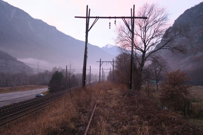 自分の旅の主目的は「スキー」ですが、「海外鉄道廃線」もやっています。<br />以前どこかのサイトで海外まで行って廃線なんて・・・って書いて頂いた事もありますが、まぁ、好きなので・・・<br /><br />踏んだり蹴ったりの旅はその８にあたります。<br /><br />グーグルマップでは、まだレールなどの遺構が残っていましたが、自分が行った時にはレールなどは撤去されており、あまり鉄道廃線遺構として満足できるものではありませんでした。トホホ・・・<br /><br />自分のＨＰに海外鉄道廃線を取り扱っております。<br />よければ見てください。　http://www.soleil1969.com/ruinstop/ruinstop.htmlです。