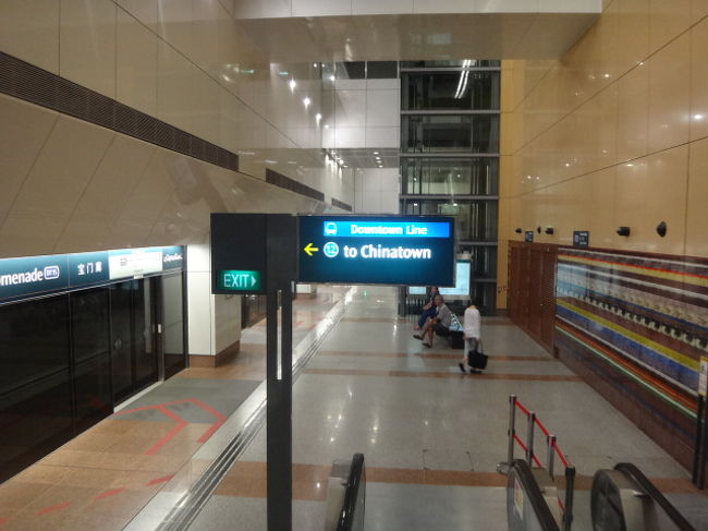 シンガポールでのお散歩日記　最終日<br /><br />21：50のフライトなので、この日も目いっぱい活動できます<br />夕方、シンガポール在住の友人とチキンライスの食事をし、最愛のcendolを食べてから、地下鉄で空港に向かいます。<br /><br />ダウンタウン線プロムナード駅<br />ラッシュってあるのかな？