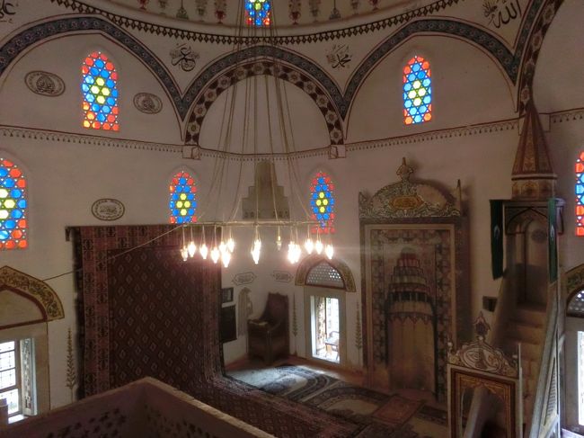 「コスキ・メフメド・パシャ・モスク」は「モスタル」にある「オスマントルコ時代」の「１６１９年」に完成した「イスラム教寺院」です。<br /><br />「コスキ・メフメド・パシャ・モスク」の「ネレトヴァ川沿いの展望台」は「ビュー･ポイント」となっています。<br /><br />「コスキ・メフメド・パシャ・モスク」は「２００５年」に「モスタル旧市街の古い橋の地区」として「世界遺産」に登録されています。
