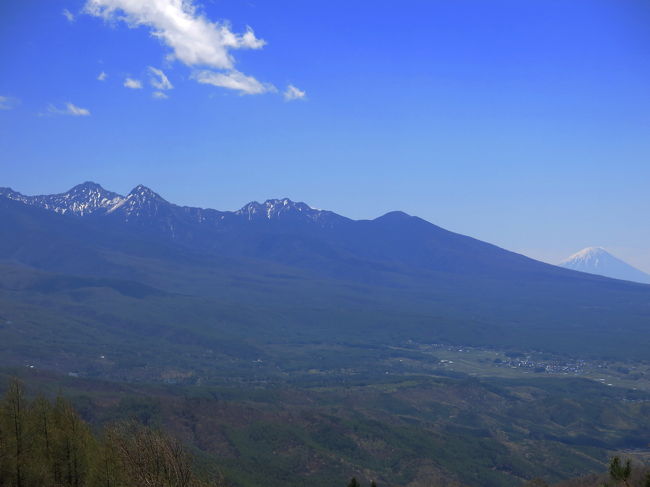 2016年のGWは八ヶ岳で遊ぼうということになり、現地で宿を取って日帰り登山を楽しむ計画。<br />5/3だと激混みだろうと、スタートは一日ずらして5/4。5/6は休暇を取って2泊3日の行程とした。<br /><br />初日は登山はせず、一昨年にスノーシューハイクを断念した車山。<br />そう、八ヶ岳・白樺エリアは何度も足を運んでいるくせに、なぜか縁のなかった車山。今頃になって初訪問である。<br /><br />ところで、混雑を避ける意図でスタートをずらしたものの、4日の「あずさ1号」は満席だった･･･