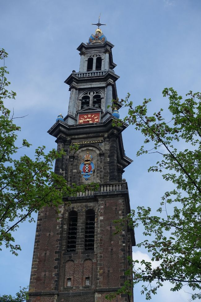 久しぶりのオランダでマリファナ都市アムステルダムの街歩きとゴッホ等の絵画鑑賞。<br /><br />今回はオッテルロー方面まで出かけたのでアーンエム(*)の街を見学したかったが旅行コースを外れていたため残念ながら駄目でした。<br />(オッテルローからデュッセルドルフへ行く途中にアーンエムの近くを通過する)<br />オッテルローから高速道路にのりデュッセルドルフへ向かう途中、右にそれればアーンエムの標識が出ていた。<br /><br />オランダも自転車が氾濫しており街中は自転車だらけ。<br />デンマークに比べて自転車運転者のマナーが悪く(信号無視、歩道走行や逆走等)街歩きには注意が必要です。<br />自転車どうしで接触し、転倒している場面を時折見かけた。<br /><br />オランダの「レンタル自転車」は日本のようにグリップのところにブレーキレバーが付いておらず、減速はペダルを反対方向に回して減速するシステムなので慣れない人には難しい。[写真参照]<br /><br />アムステルダムの街は時々吹く突風に街路樹「ハルニレ」の花びらが紙吹雪のように舞っていた。<br /><br />オランダはマリファナ(大麻)が許容されていてコーヒーショップ(カフェとは違う)ではマリファナを吸っている人が見受けられた。[写真参照]<br /><br />個人には大麻2gまでの所有が法的に認められているそうですが個人間取引は禁止されています。<br />マリファナを吸いたい時はCoffee Shopに行く必要があります。<br />入り口に「ステッカー」が貼ってある。<br /><br />然し、アヘン、覚せい剤、コカイン、ヘロイン等は違法です。<br />マリファナはタバコと違って幻覚症状や非常な幸福感をもたらし、脳にダメージを与えるため吸引はお勧め出来ません。<br /><br />オランダも喫煙規制が厳しくホテルも室内は全面禁煙です。<br />コーヒーショップからはマリファナの副流煙が路上に漂っているのに規制が何もないのが不思議ですね。<br />マリファナの煙の方がタバコの煙より良くないと思うのですが・・・<br /><br />表紙の写真はアンネフランクの家の近くの西教会の塔です。<br /><br />アンネフランクの家はいつも見学者で溢れ、予約をしていても1時間以上待たされます。<br /><br />キューケンホフ公園は種々のチューリップが咲き乱れとても綺麗だった。<br />色々な種類のチューリップがあるものですね、<br /><br /><br />(*)アーンエムは第二次大戦中、1944年6月に行われた「ノルマンディー上陸作戦」のあと、連合軍がドイツ軍に対し大規模な空挺作戦を決行し失敗に終わった1944年9月「マーケット・ガーデン作戦」の行われた街の一つです。<br />映画「遠すぎた橋」の舞台になった。<br /><br />連合軍の侵攻方向に対して一番遠い街がアーンエム、次がナイメーヘンそしてアイントホーヘンです。<br />連合軍は進撃路を確保するため進撃路を分断している複数の川に架る橋を確保する(橋を破壊されてしまうと戦車部隊や歩兵部隊が侵攻出来なくなる)目的でこの3つの街の近郊に空挺隊、グライダー部隊(計30,000人以上)を降下させ後続の戦車・歩兵部隊で進撃し、作戦は3〜4日程度で終了の予定であった。<br /><br />アイントホーヘン、ナイメーヘンまでは何とか侵攻できたがドイツ軍の反撃でアーンエムの橋は確保できず多大な犠牲者を出したまま作戦は中止された。<br /><br />下記のURLで映画「遠すぎた橋」の予告編がYou Tubeで参照できます。<br /><br />https://www.youtube.com/watch?v=AWL184ZcSxA<br /><br />既にご存知とは思いますが各写真は画面をクリックして戴くと大画面で表示され見易くなります。<br /><br /><br /><br /><br /><br /><br /><br /><br />