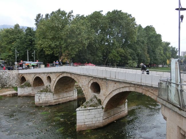 「ラティンスキー橋」は「サラエボ」にある「１９１４年」に「オーストリア＝ハンガリー帝国」の「フランツ・フェルディナント皇太子夫妻」が「青年ボスニア党」の「セルビア人青年グループ」の「ガヴリロ・プリンツィプ」によって「暗殺」された「サラエボ事件の現場」です。<br /><br />