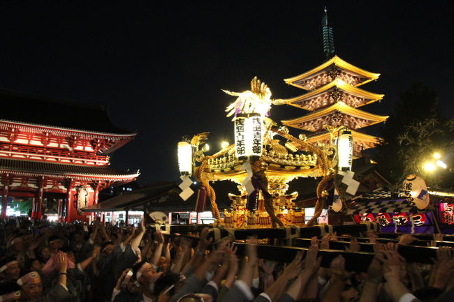 長く東京に住んでいますが初めて三社祭を見に行きました。<br />流石に江戸三大祭りだけあり、活気があり盛大でした。<br />表紙は　浅草寺本堂前で神輿を頭上に持ち上げているところ