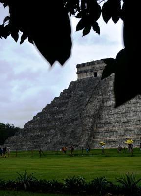 メキシコシティから入り、カリブの島々を気ままに飛んだ日々。<br /><br /><br />再度カンクンに上陸する。<br /><br />中米の旅も、いよいよ大詰めだ。<br /><br /><br /><br />目的地は密林の中にある『チチェン・イツァー』。<br /><br />残念ながら、カンクンの町からは遠いので、現地ツアーに参加することにした。<br /><br />