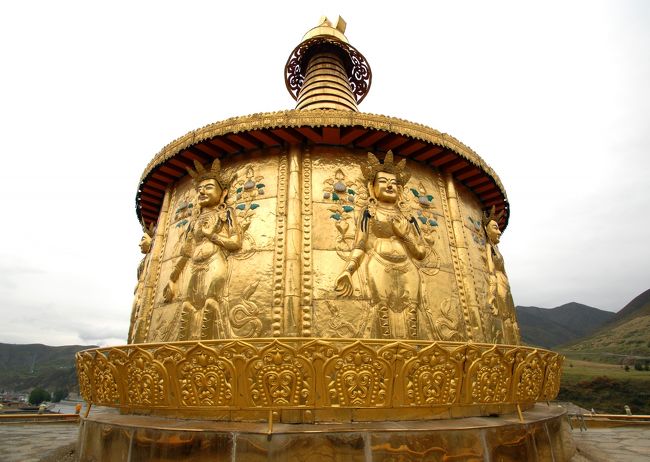 9月7日から始まった今回の旅は54日間の長旅です。<br />甘肅省甘南藏族自治州夏河県にある拉卜楞村に漸く到着しました。<br />英語表記「Labrang Monastery」，中文表記「拉卜楞寺(LaBuLeng-Si)」，<br />故に日本語読みは「ラブラン寺」です。 <br />訪問は翌日の本日。お天気の方は雨にならず一安心！<br /><br />拉卜楞寺の散策を開始したこま一行、その３（拉卜楞寺最終集）をお届けします。