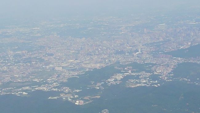 行ってみたかった台北。<br />でも2泊3日じゃ週末使っても金曜か月曜に仕事休まないと…<br />と、いってLCCで行くには年齢的に体力に不安が...<br />ずっとそう思って、あまり見なかった台北3日間の激安ツアー。<br />が!!<br />4ツ星スーペリアホテル利用♪台北3日間★<羽田発着><br /><市内観光プラン>鼎泰豊の小龍包ランチ付♪<br />さらにLCCでない飛行機!!<br />仕事休みたくなかったけど、かなりのお得とみた!!<br />英語堪能で有給使いたい友人に聞くと、すぐ予約して♪のご回答。<br />てな訳で、<br />今年はてるみくらぶさんに随分お世話になってます。<br />施設使用料含め、25,330円也。<br />激安ツアーなので、ホテルと航空会社決まったのは出発8日前。<br />飛行機は往復チャイナエアライン<br />13日7:10羽田発→松山着、15日18:15松山発→羽田着<br />リビエラホテル2泊<br />メールでお知らせきてから、ようやく旅の行程決め始め、<br />楽しい台北旅行となりました(^.^)