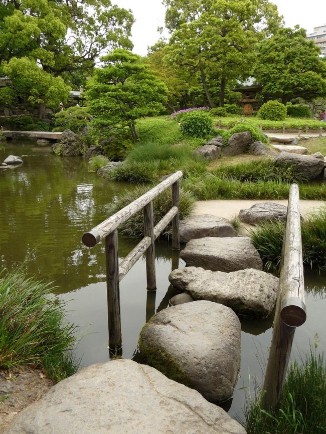 所用で出かけた際、時間があったので「清澄庭園」へ行きました。<br />花の時期ではありませんでしたし、天候にも恵まれませんでしたが、そのためか人が少なくて、大泉水を巡る明治の庭園を楽しむことができました。