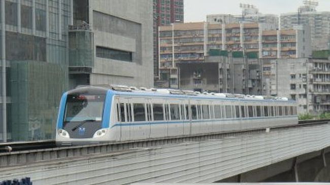 LCCなどか時々出してくる、プロモのバカ安チケット。4トラで、そんなチケットをゲットした旅行記を羨ましく読んでいるうち、いつか私も買ってみたい~~~と。<br /><br />しかし、パソコンもスマホも操作がトロイ私に、目玉のチケットなど、取れるはずもありません・・・。<br /><br />そんなことを思いつつ、中国ならばそれほど人気ないのでは~~~なんて微かな期待を持ちつつ、春秋航空の737円とか999円チケットを狙ってみるも・・。まぁ、週末にその値段のチケットがどれほど発売されるのかも疑問だし、当然ながらゲットできず。<br /><br />それでも、水・土・日という変則スケジュールの成田-武漢線の春秋航空日本が、土日の日程で@3,000円で予約できたので、モノは試しと購入してみました。<br /><br /><br />武漢での計画は、これといって目的もなく、<br />図書館で借りてきた、地球の歩き方「中国」から武漢の約10ページを参考に。ホテルだけはルネッサンス様式の建物を予約、あとは現地対応。<br /><br /><br />■フライト<br />IJ1011 5/14 NRT0840 WUH1155<br />IJ1012 5/15 WUH1530 NRT2010<br /><br />お値段<br />航空券 6,000(@3,000×2)<br />成田 1,540<br />武漢 1,800<br />(小計)9,340<br />座席指定(非常口席)2,400<br />支払手数料 860<br />(合計)12,600円<br />※座席指定しなければ、10,200円<br /><br />■ホテル<br />好百年飯店<br />Ctripで予約 264CNY(-120CNY)=144CNY(朝食付き)=2,462JPY<br />※何故か、3~5年前に利用した時のクーポンが残っていました。<br /><br /><br />■為替<br />手持ちの中国元(CNY)を使用。<br />文中の値段は、参考値として、ホテル代と同様17.1JPY/CNYの換算で記載しました。