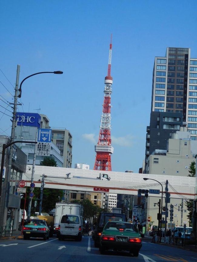 後半は混みあうの必至なので、前半平日含め２泊３日で〜♪<br />女子４人集まれば、車旅は当たり前！前日出発、夜半に到着<br />駐車場で仮眠と言う、格安だけど、旅は満喫できるスタイルで！<br /><br />旅のまず１件目は・・・<br />上野の銘菓うさぎやさんがやっている<br />◆『うさぎやｃａｆｅ』へ〜<br />ＯＰＥＮから１０分間だけの提供ってのが限定感あってそそられますｗ<br />焼き立てのどら焼きの皮にバターとあんこをのっけて食べるなんて、美味すぎます！<br />皮４枚+ドリンクで1,000円くらいかな？お値段以上の満足感ｗ<br />あ、コーヒー無くなったらお代わりいただけます。<br /><br />お腹もいっぱいになったトコで<br />築地をぶらりとして、新橋演舞場で『滝沢歌舞伎』を観劇してきました。<br />会場限定の海鮮ソバをいただいてから、エンターテイメントショーを満喫！<br />たっきーキラキラ衣装で飛んでましたｗ<br /><br />男前でお腹いっぱいになったトコで<br />一旦ホテルにチェックイン。<br /><br />今回のお宿は、中心地だけど、永田町と言う立地なだけで<br />お安く泊まれた<br />◆『都市センターホテル』<br />すぐそばには「ニューオータニ」ありますが…倍くらいするのでｗ<br />駐車場も無料だし、お部屋は広くて綺麗。<br /><br />１日目の夕飯は、事前に予約しておいた溜池山王にある<br />◆『ソウルフードバンコック』へ〜<br />ＧＷ直前の金曜は、満席で予約して行ってよかった〜<br />いつも食べないような、モノをいただきました。<br />いやぁ、お安かったなぁ〜<br /><br />朝？(仮眠しかしてないので)も早かったから早めにホテルに帰宅ｗ<br />翌日も早起きなので、ホテルでゆっくり。<br />---------------------------------------------------------<br />２日目。<br />この日はフリーな日。<br />朝ごはんだけ決めてぶらり〜<br /><br />７時ホテル発、向かうのは…少しは落ち着いたのか？パンケーキブーム？<br />◆『カフェ カイラ』へ〜<br />7：40着？くらいで、１５人程度？の列がありました。<br />ま、ＧＷ初日なので、こんなもんかとｗ<br />１陣にお店に入れたので、予定通りです。<br />メイン的なパンケーキも食べたいけど、ほかのも食べたい！<br />と、フルーツパンケーキを小さいサイズにしたけども、量は丁度やったけど<br />写真的にはデカイのが良かったなぁ〜と、今後悔ｗ<br /><br />昨晩のディナーよりお高いお会計でびっくりしつつ<br />東京ぶらり〜<br />表参道〜新宿の都バスに乗り、伊勢丹前へ、、、デパートＯＰＥＮ前だからｗ<br />新宿の街をぶらーり、ゴジラのホテルを見て<br />新宿から人形町辺りまで電車移動、人形町辺りから日本橋にお散歩。<br /><br />室町コレドをぶらぶら〜っとしまして、千疋屋でデザートを食べお買い物。<br />三越のデパ地下でお買い物ｗ<br />コレドに戻って、鰹節のお店「にんべん」が提供している<br />◆『日本橋だし場 はなれ』でランチをいただき、荷物が増えたので、ホテルに帰りますｗ<br /><br />休憩しての〜夕飯探し・・・赤坂の街を徘徊。<br />中華と九州居酒屋多いね？<br />なかなか好みのものが見つからず…目の前の看板で思い出す！<br />◆「佐藤養助」へ<br />東北大好きなあたし達ｗ満場一致で東急ホテル内のお店へ直行ｗｗ<br />本場には負けるけどやはり、うまし！！！稲庭うどん！！！！<br /><br />軽めの夕飯ですが、、、部屋飲みのための秘策ｗ<br />◆『フーターズ』でテイクアウト〜<br />いやぁ、良い選択でしたｗ<br />----------------------------------------------------------<br />３日目。<br />チェックアウト、、、、もたもたしましたが。。。。<br /><br />本日のランチも、事前に予約しておいた、ホテルランチ♪向かうは・・・<br />『リッツカールトン東京』☆彡４５階のブッフェスタイルのレストラン<br />◆『タワーズ』へ<br />1人８０００円のランチなんて食べた事、、、、ないかもｗｗｗ<br />とりあえず飲み物（お酒含む）３杯込なので、いいかなーなんてｗ<br /><br />お天気も、この旅一番の晴れ〜<br />東京タワーもスカイツリーも見える見晴の良い窓際席ｗ<br />お昼からシャンパンでカンパーイｗ<br />気分も上がるオノボリさんｗｗｗ<br />メインのラムが、微妙だったのが、残念でしたが・・・<br />普段口にしないような、食材やランクの高いハム・チーズ等<br />とっても美味しくいただきました。<br /><br />食べて、観劇して、歩いて・・・と、旅に出ると、食べるのも増えるけど<br />歩かされるから、何気に健康的〜☆<br />なんて、言い訳しながら、これからも美味いモノを探して、徘徊してゆきたいと思います。