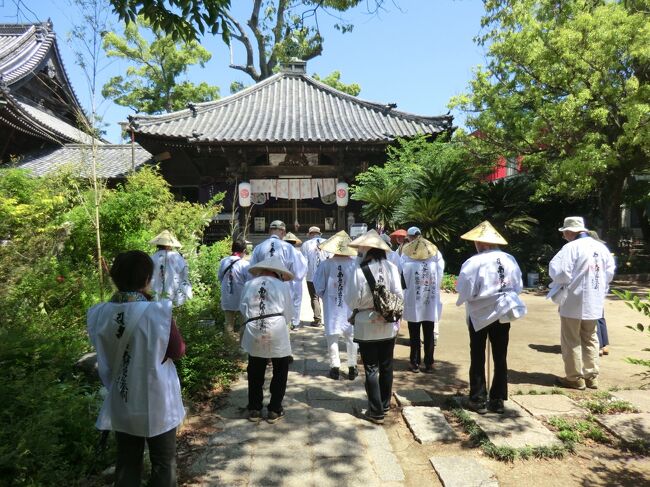 皆様、こんにちは。<br />オーヤシクタンでございます。<br /><br />毎年恒例‥「母と同行二人‥四国遍路旅」の季節がやって参りました。<br />今回は、阿波の国(徳島県)の残り6ヶ寺と、讃岐の国(香川県)26ヶ寺を打って、めでたく結願となり、三年に渡った四国遍路は幕を閉じます。<br />寺の写真ばかりの拙い旅行記ですが、ご覧頂けたら幸いです。<br /><br />━━━━━━━━━━━━━━━━━━━━━<br />旅行期日‥2015年5月15日(日)〜18日(水) 3泊4日。<br /><br />5月18日(水) 第4日目:晴れ。<br />あじ温泉庵治観光ホテル.8:40発<br /> ↓ 7.5km 0:15<br /> 85.八栗寺.8:55〜10:10<br /> ↓ 16km 0:20<br /> 86.志度寺.10:30〜11:10<br /> ↓ 9km 0:20<br /> 87.長尾寺.11:35〜12:05<br /> ↓16km 0:25<br /> 88.大窪寺.12:30 〜13:50<br /> ↓<br />その5へ<br /><br />走行距離‥48.5km <br /><br />━━━━━━━━━━━━━━━━━━━━━<br />八栗ケーブル‥1860円<br />長尾寺おはぎ‥180円<br />八十八庵‥1700円<br /><br />━━━━━━━━━━━━━━━━━━━━━<br />〔あらすじ〕<br />静かな朝であった。<br />無数の島が浮かぶ瀬戸内海をホテルのテラスからぼんやりと眺めてみた。<br />日が高くなるにつれて太陽の光が島を照らし、海は爽やかな青色に染まってゆく。<br />四国遍路の旅は終わりに近づいている。<br />ここまで来るのに色々なことがあった。<br />四国の中でひたすら車を走らせ、道を間違えるのは当たり前。<br />工事で通行止をくらった事もあった。<br />走っても走ってもなかなか着かない札所があれば、天国へ続いているかのような狭い急な坂道を登った先にある札所もあった。<br />時間が足りず、パンをかじりながら運転したこともある。<br />八十八ヶ所の霊場巡りと言うのは、車とは言えど安易なものではなかった。<br />しかし、目の前に広がる瀬戸内海を見ていると、そんな苦労は一瞬にして消え去ってしまうから不思議だ。<br /><br />そして、ついにやって来た。<br />第八十八番札所.大窪寺。<br />香川県の山中にあるこのお寺が四国遍路八十八霊場巡りの最後の寺である。<br />本堂と大師堂の参拝を終え、納経所で御朱印を頂く。<br />これで一番から八十八番までの御朱印が揃い、めでたく結願となる。<br />終わった‥。<br />長かった‥。<br />父となにげに四国遍路を巡り始めた母。。<br />二人揃って結願することなく、父はこの世から去ってしまったが、悲しみを乗り越え、今、結願証を片手にしている。<br />この姿を父は草葉の陰できっと喜んでいるだろう。<br />なにはともあれ良かった。<br />門前の食堂で名物の「打ち込みうどん」を食べていくことにしよう。<br /><br />つづく。
